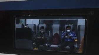 Penumpang duduk di dalam kereta bandara premium di Stasiun Manggarai, Jakarta, Sabtu (3/4/2021). [ANTARA FOTO/Akbar Nugroho Gumay]