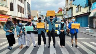 Aksi Bagi-bagi Bunga, Muda-Mudi di Solo Tolak Terorisme dan Radikalisme