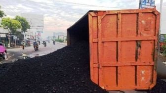 Dumptruk Isi Batu Bara Tabrak Pembatas Jalan Hingga Terguling