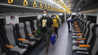 Penumpang menaiki kereta bandara premium di Stasiun Manggarai, Jakarta, Sabtu (3/4/2021). [ANTARA FOTO/Akbar Nugroho Gumay]