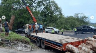 Truk Terguling di Tikungan Amoy Berhasil Dievakuasi, Lalin Kembali Lancar