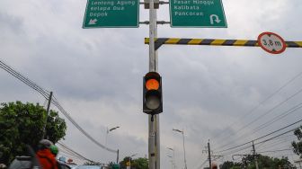 Rambu jalan di Flyover Lenteng Agung di Jakarta Selatan, Minggu (4/4/2021). [Suara.com/Alfian Winanto]