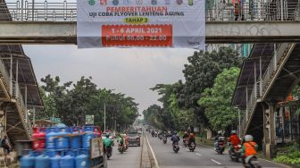 Spanduk berisi infromasi ujicoba Flyover Lenteng Agung di Jakarta Selatan, Minggu (4/4/2021). [Suara.com/Alfian Winanto]