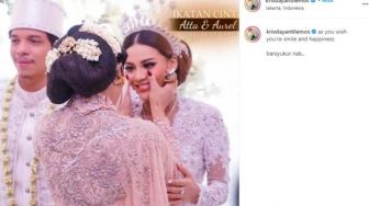 Unggah Foto Elus Wajah Aurel di Pelaminan, Krisdayanti: Bersyukur Nak