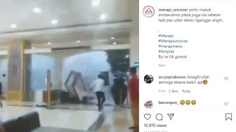 Hujan dan Angin Kencang Landa DIY, Pengunjung Amplaz Dibuat Panik