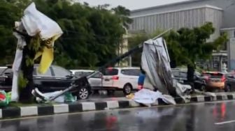 Baliho Roboh Saat Hujan dan Angin Kencang, Manajemen Amplaz Segera Perbaiki