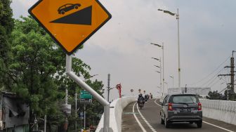 Warga membawa kendaraannya melewati Flyover Lenteng Agung di Jakarta Selatan, Minggu (4/4/2021). [Suara.com/Alfian Winanto]