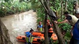 Berenang di Sungai Cisangu yang Meluap; Santri Ponpes Annawawiyah Hilang