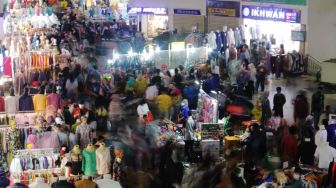 Suasana di Pasar Tanah Abang, Jakarta, Minggu (04/04/21). [Suara.com/Dian Latifah]