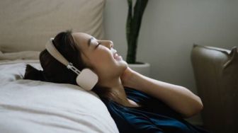 Sering Dilakukan, Mendengarkan Musik sebelum Tidur Justru Bikin Tak Lelap