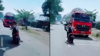 Nyaris Duel dengan Truk, Aksi Pemotor Ini Bikin Warganet Ternganga