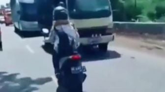 Viral Video Pemotor Nyaris Duel dengan Truk di Jalan, Begini Endingnya