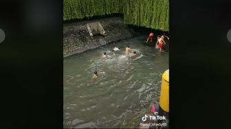 Bocah Berenang di Selokan Depan Mall Elite, Publik Tertampar oleh Hal Ini