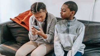 Waktu Penggunaan Media Sosial pada Remaja Meningkat, Pakar: Orang Tua Perlu Menavigasi