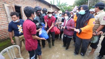 Sambangi Wilayah Bencana di NTB, Mensos Risma Sampaikan Salam Jokowi