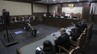 Terpidana kasus dugaan pemberian suap kepada penegak hukum dan pemufakatan jahat Djoko Tjandra menjalani sidang dengan agenda pembacaan putusan di Pengadilan Tipikor, Jakarta, Senin (5/4/2021). [Suara.com/Angga Budhiyanto]