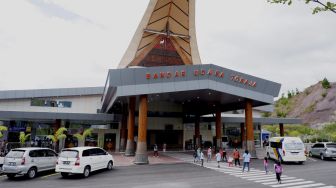 Sejumlah orang berjalan di kawasan Bandara Buntu Kunik di Kecamatan Mengkendek, Kabupaten Tana Toraja, Sulawesi Selatan, Senin (5/4/2021). [ANTARA FOTO/Spedy Paereng]