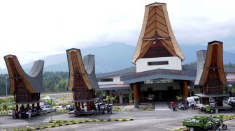 Suasana Bandara Buntu Kunik di Kecamatan Mengkendek, Kabupaten Tana Toraja, Sulawesi Selatan, Senin (5/4/2021). [ANTARA FOTO/Spedy Paereng]