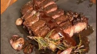 Masak Steak Bumbu Cokelat, Pria Ini Terkejut dengan Hasil Akhirnya