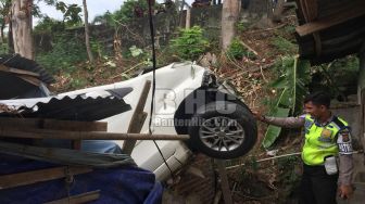 Mobil Rombongan Pengantin Terjun ke Jurang di Leuwidamar Lebak