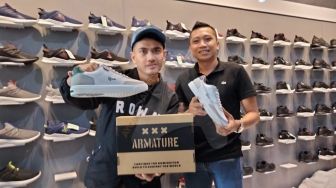 Kolaborasi Dua Pengusaha Solo Ciptakan Sepatu Keren dengan Harga Murah