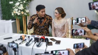 Pasangan Riefian Fajarsyah alias Ifan Seventeen dan Citra Monica menggelar konferensi pers acara lamaran mereka di kawasan Tebet, Jakarta Selatan, Selasa (6/4/2021). [Suara.com/Alfian Winanto]