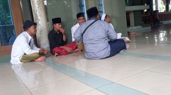 Abuya Uci Dimakamkan Pukul 14.00 WIB, Jamaah Tunggu di Sekitaran Makam