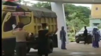 Bukan kaleng-kaleng! Mahasiswa Naik Truk saat Wisuda Drive Thru