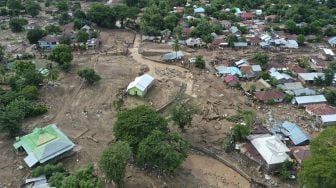 Foto udara situasi terakhir kerusakan yang diakibatkan banjir bandang di Waiwerang, Adonara Timur, Kabupaten Flores Timur, Nusa Tenggara Timur, Selasa (6/4/2021). [ANTARA FOTO/Aditya Pradana Putra]