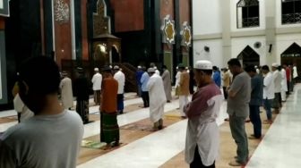 Tetap Khusyuk Meski Salat Harus Jaga Jarak di Masjid