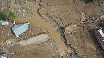 Foto udara situasi terakhir kerusakan yang diakibatkan banjir bandang di Waiwerang, Adonara Timur, Kabupaten Flores Timur, Nusa Tenggara Timur, Selasa (6/4/2021). [ANTARA FOTO/Aditya Pradana Putra]