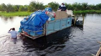 Banjir Rendam Jalan Sontang Rohul, Kendaraan Coba Terobos Malah Terjebak