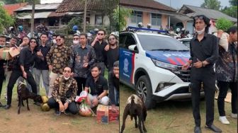 Gokil! Aksi Rombongan Bawa Singkong sampai Kambing ke Nikahan Teman