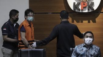 Tersangka pemilik PT Borneo Lumbung Energi dan Metal, Samin Tan (kedua kiri) dihadirkan kepada wartawan usai menjalani pemeriksaan di Gedung Merah Putih KPK, Jakarta, Selasa (6/4/2021). [Suara.com/Angga Budhiyanto]