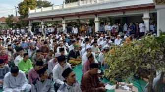 Gubernur Banten Wahidin Halim Sholatkan Jenazah Abuya Uci Thurtusi