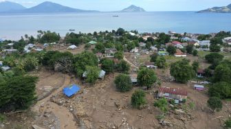 Foto udara situasi terakhir kerusakan yang diakibatkan banjir bandang di Waiwerang, Adonara Timur, Kabupaten Flores Timur, Nusa Tenggara Timur, Selasa (6/4/2021). [ANTARA FOTO/Aditya Pradana Putra]