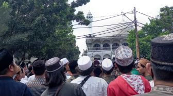 Isak Tangis Warnai Pemakaman Ulama Karismatik Abuya Uci Thurtusi