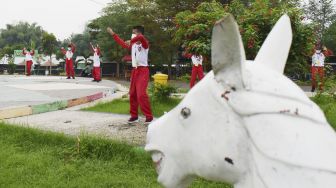 Murid Sekolah Menengah Pertama (SMP) mengikuti pelajaran olahraga saat pembelajaran di luar kelas di Taman Bantaran Sungai Madiun, Kota Madiun, Jawa Timur, Selasa (6/4/2021). [ANTARA FOTO/Siswowidodo]