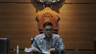 Deputi Bidang Penindakan KPK, Karyoto memberikan keterangan kepada wartawan terkait penahanan Samin Tan di Gedung Merah Putih KPK, Jakarta, Selasa (6/4/2021). [Suara.com/Angga Budhiyanto]