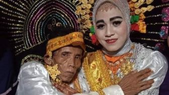 Viral Kakek 58 Tahun Nikahi Gadis 19 Tahun di Kabupaten Bone