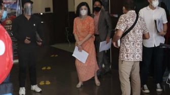 Istri Pengacara Hotma Sitompul, Desiree Tarigan usai melaporkan suaminya dengan dugaan pencemaran nama baik di Polres Metro Jakarta Selatan, Rabu (7/4/2021). [Suara.com/Alfian Winanto]