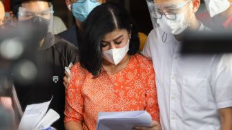 Istri Pengacara Hotma Sitompul, Desiree Tarigan saat menyambangi kepolisian untuk melaporkan suaminya dengan dugaan pencemaran nama baik di Polres Metro Jakarta Selatan, Rabu (7/4/2021). [Suara.com/Alfian Winanto]