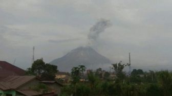 Erupsi Gunung SInabung, Awan Panas Teramati Dalam Jarak 1 Kilometer