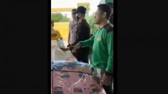 Pencitraan, Pejabat Ini Bawa Pulang Bantuan Banjir di NTT Setelah Difoto