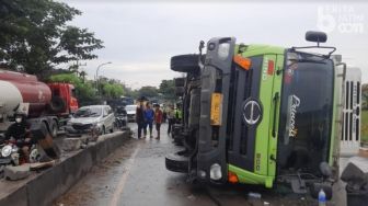 Truk Box Tronton Terguling di Pantura Tuban Sebabkan Kemacetan Panjang