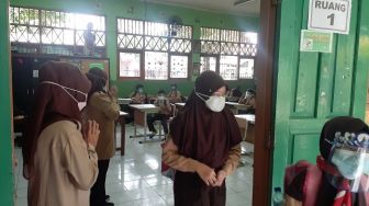 Sekolah Wajib Sediakan Opsi Belajar Tatap Muka Terbatas setelah PTK Vaksin