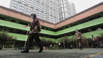 Sejumlah murid berjalan meninggalkan ruang kelas usai mengikuti uji coba pembelajaran tatap muka di SD Negeri Kenari 08 Pagi, Jakarta, Rabu (7/4/2021). [Suara.com/Angga Budhiyanto]