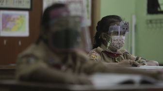 Murid mengikuti uji coba pembelajaran tatap muka di SD Negeri Kenari 08 Pagi, Jakarta, Rabu (7/4/2021). [Suara.com/Angga Budhiyanto]