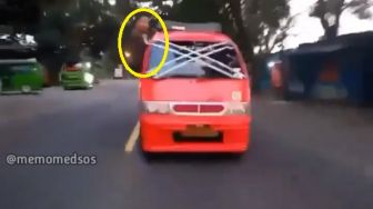 Atraksi Keluar Jendela Saat Berkendara, Nasib Sopir Angkot Berakhir Pilu