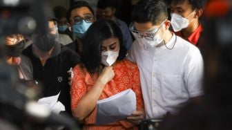 Istri Pengacara Hotma Sitompul, Desiree Tarigan membacakan laporannya terhadap Hotma Sitompul terkait dugaan pencemaran nama baik di Polres Metro Jakarta Selatan, Rabu (7/4/2021). [Suara.com/Alfian Winanto]